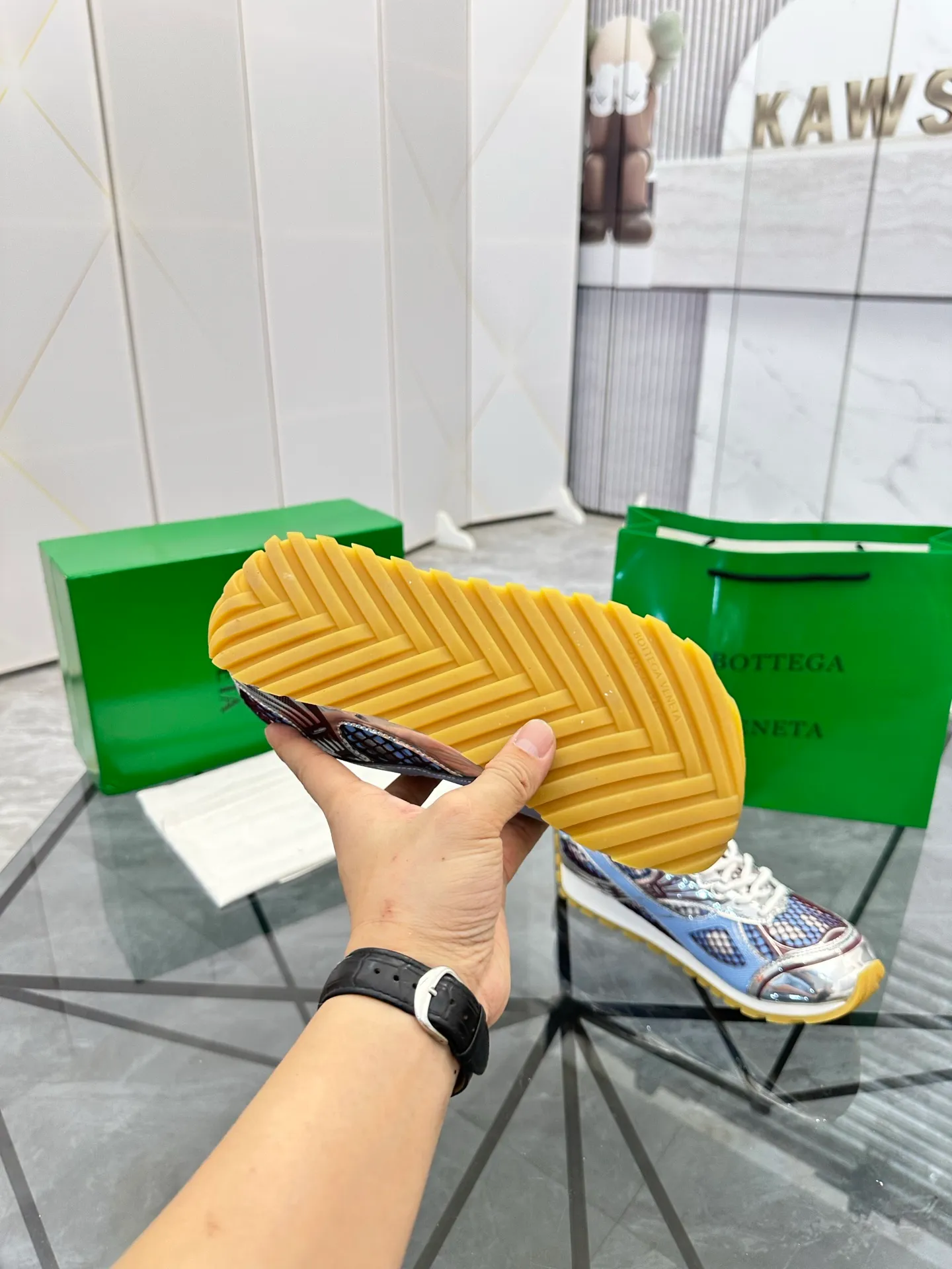 Factory men's shoes 💰: 620💰 (top version) BV Orbit sneakers Wang Yibo's same style couple's dad shoes Runner sneakers, made of lightweight technical mesh fabric. Matched with geometric pattern designed rubber outsole Wang Zha series high version Look for the package craftsmanship The actual height is much higher, but the legs are still slim. Very nice and playable and durable Matching to the standard 💯 Package shoe technology Look for the high version The outsole is made of color-blocked TPU outsole Women's model 35 36 37 38 39 40 41 (40 41 customized) Men's model 38 39 40 41 42 43 44 45. (Customized size 38 45.46) No. H345